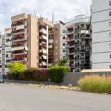 Questa strada a sinistra � fiancheggiata da alti palazzi nati negli anni 70, 80 e 90 del secolo scorso...